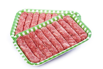 Bandeja con salchichas aislada sobre fondo blanco