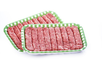 Bandeja con salchichas aislada sobre fondo blanco
