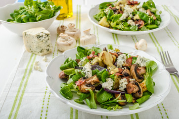 Salad with new potatoes and blue cheese