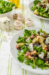 Salad with new potatoes and blue cheese