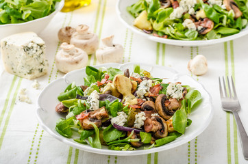 Salad with new potatoes and blue cheese