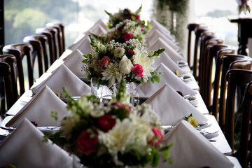 Mesa e decoração de mesa de casamento.