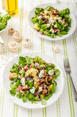 Salad with new potatoes and blue cheese