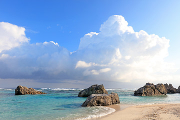 Fototapeta premium 美しい沖縄のビーチと夏空