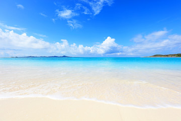 
美しい沖縄のビーチと夏空