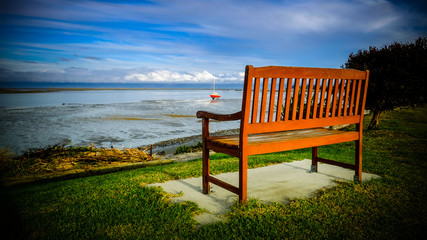 Fototapeta na wymiar bench with view over the ocean