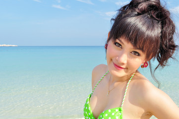 ビキニの若い女性