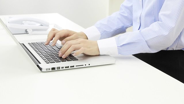 ボディパーツ　ノートパソコンを使うビジネスウーマン　ティルトアップ