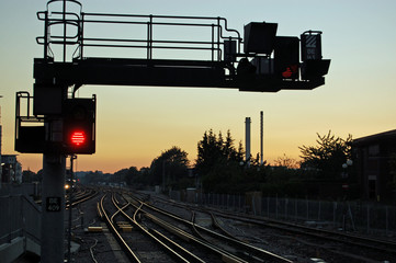 Naklejka premium Railway signal at sunset