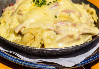 Schinken Spätzle überbacken mit Käse