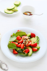 salad with strawberries and spinach