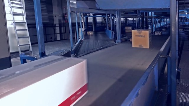Pakete auf F&ouml;rderb&auml;ndern