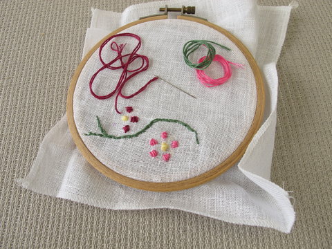 Stickerei mit Blumenranke