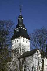 Kirche vor blauem Himmel