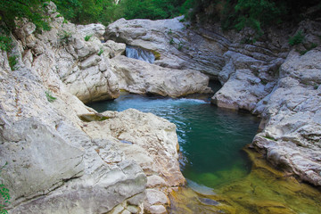 Piccola cascata tra le rocce