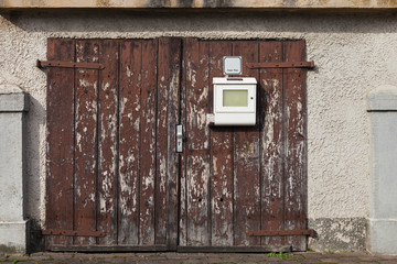 altes Garagentor Einfahrt 