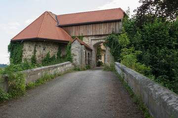 Fototapeta na wymiar Eingang Schloss Neuhaus - Austria