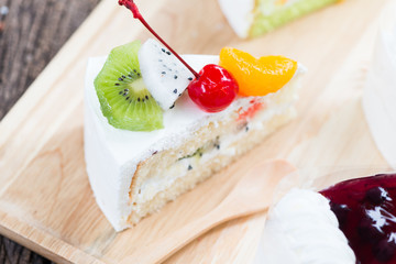 fruits on cheesecake.