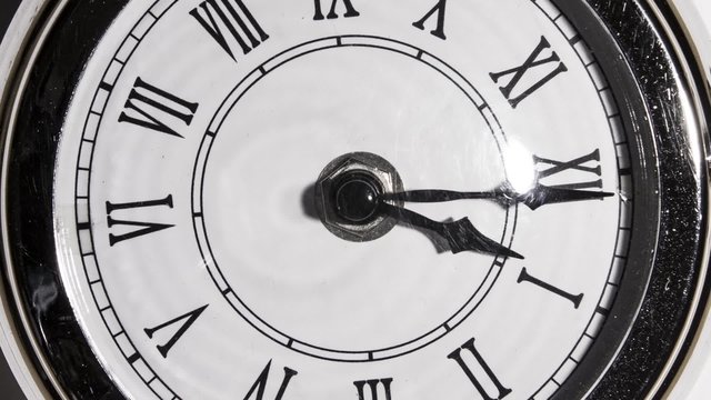 Uhr rast, Zeiger dreht sich schnell | Taschenuhr | Totale | komplette Uhr | Zeitraffer 12 Stunden