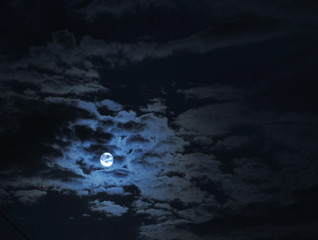 Obraz na płótnie Canvas full moon under clouds