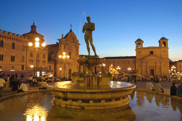 Italia,Abruzzo, L'Aquila prima del terremoto.Piazza Duomo e fontana.