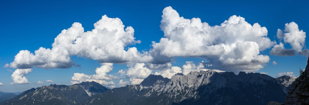 Quellwolken &uuml;ber Gebirge