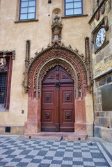 Fototapeta na wymiar Двери староместской ратуши Праги