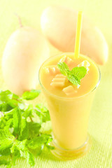 Mango mint smoothie and fresh mangoes