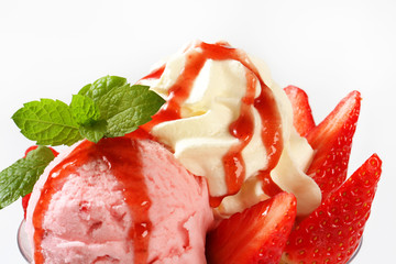 Strawberry ice cream sundae