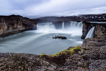 Godafoss unter bedecktem Himmel