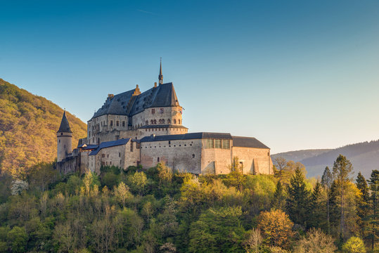 Fototapeta Medieval Castle Vianden, build on top of the mountain in Luxembo