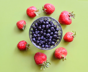Fototapeta na wymiar Strawberry and blueberries in the glass