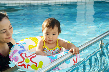 プールで遊ぶ赤ちゃんとお母さん