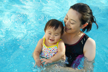 プールで遊ぶ赤ちゃんとお母さん