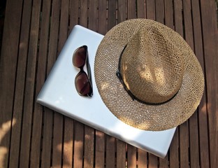 Lato, laptop i kapelusz © luzyna