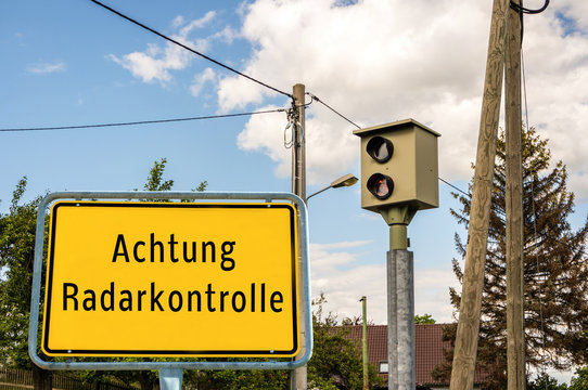 Ortseingangsschild Radarkontrolle