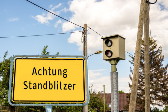 Ortseingangsschild Achtung Standblitzer 