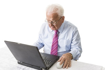Senior mit Laptop