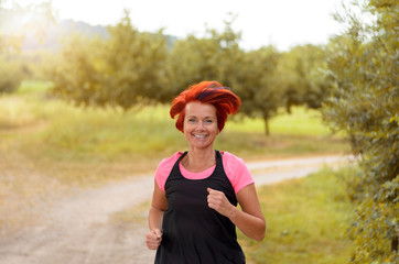 Athletische Frau joggt auf einem Weg