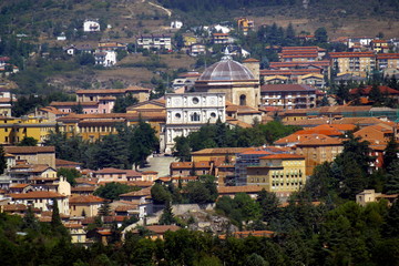 Fototapeta na wymiar Italia,Abruzzo, L'Aquila prima del terremoto.La città e San Bernardino.