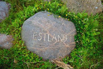 Schriftzug Estland auf einem Findling