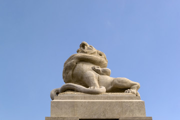 Fototapeta na wymiar Lion stone monument and blue sky