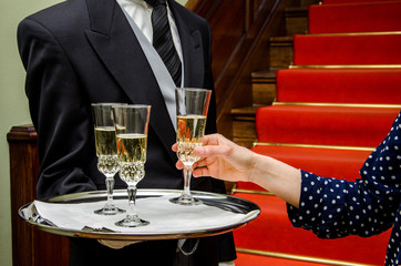 Butler serviert Champagner
