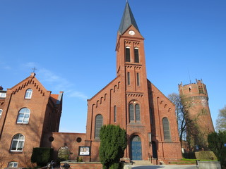 Fototapeta na wymiar katholisch Kirche Sankt Laurentius und Wasserturm