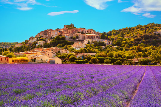 Fototapeta Simiane la Rotonde village and lavender. Provence, France