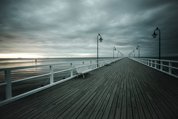 Fototapeta premium Molo w Gdyni Orłowie. Archiwalne zdjęcie Seascape brzeg Morza Bałtyckiego.