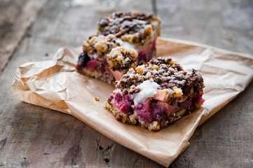 Crunchy pie with fruits