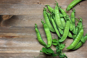 Зеленый горох на столе, вид сверху
