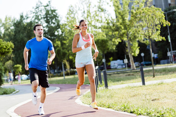 Un homme et une femme faisant du jogging