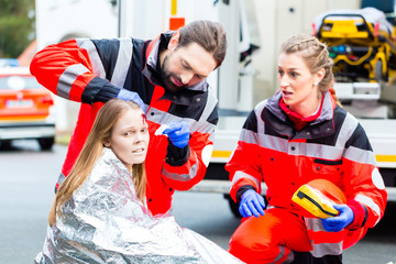 Notarzt und Sanitäter helfen Unfallopfer im Rettungswagen